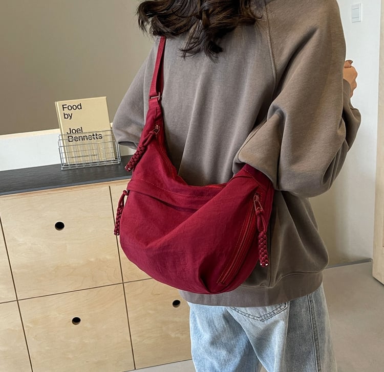 đ„đ„Fashionabel axelremsvĂ€ska i nylon i enfĂ€rgad modellđ„