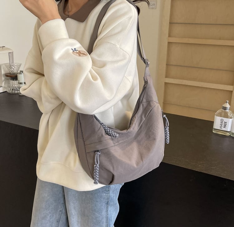 đ„đ„Fashionabel axelremsvĂ€ska i nylon i enfĂ€rgad modellđ„