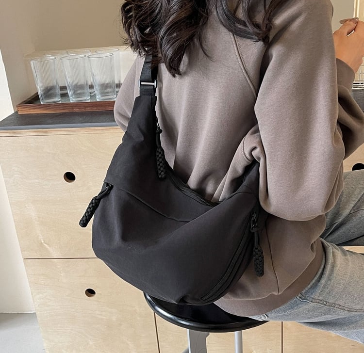 đ„đ„Fashionabel axelremsvĂ€ska i nylon i enfĂ€rgad modellđ„