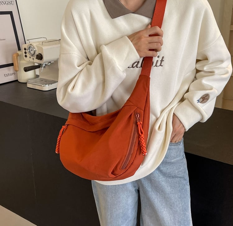 đ„đ„Fashionabel axelremsvĂ€ska i nylon i enfĂ€rgad modellđ„