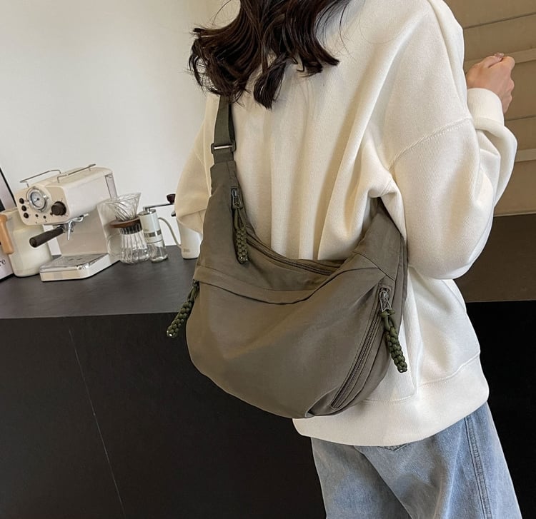 đ„đ„Fashionabel axelremsvĂ€ska i nylon i enfĂ€rgad modellđ„