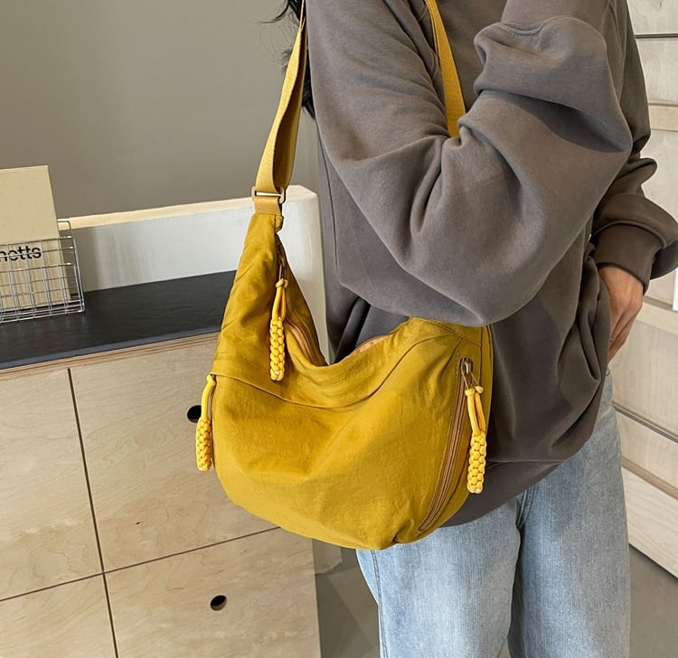 đ„đ„Fashionabel axelremsvĂ€ska i nylon i enfĂ€rgad modellđ„